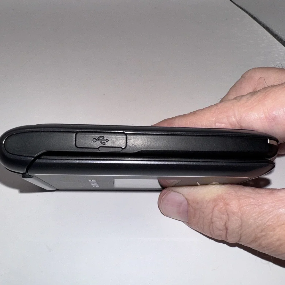 Samsung Verizon Wireless Model: SCH-U320 Flip Cell Phone - Power On /Untested
